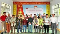 Ông Trần Đình Quân – Chủ tịch Hội đồng Thành viên Dai-ichi Life Việt Nam kiêm Chủ tịch Quỹ Vì cuộc sống tươi đẹp (áo thun đỏ) đến thăm và trao tặng quà cho người dân có hoàn cảnh khó khăn tại tỉnh Khánh Hòa vào ngày 14/6/2024