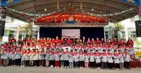 Dai-ichi Life Việt Nam đã đến thăm và trao 576 áo ấm cùng 350 sách truyện thiếu nhi với tổng trị giá 160 triệu đồng cho học sinh Trường Tiểu học Ngọc Đường, Tỉnh Hà Giang vào ngày 15/1/2025