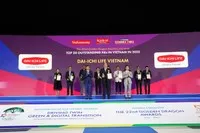 Ông Seigo Fujimaru - Phó tổng giám đốc Điều hành kiêm Phó tổng giám đốc Hành chính Tổng hợp Dai-ichi Life Việt Nam nhận giải thưởng Rồng Vàng với danh hiệu "Doanh nghiệp dẫn đầu về Sản phẩm Chăm sóc Sức khỏe 2022 - 2023". Ảnh: Dai-ichi Life Việt Nam
