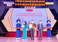 Ông Ngô Việt Phương - Phó Tổng Giám đốc kinh doanh Dai-ichi Việt Nam nhận giải thưởng "Top 100 - Sản phẩm, Dịch vụ tốt nhất cho Gia đình, Trẻ em" năm 2021.