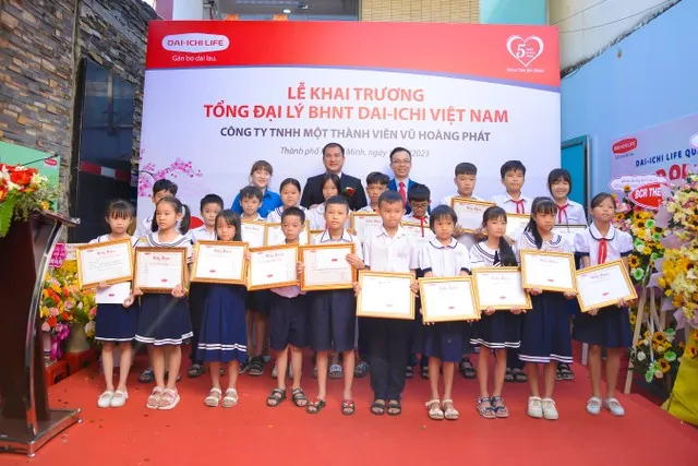 Dai-ichi Life Việt Nam trao 20 suất học bổng cho học sinh vượt khó học giỏi trên địa bàn Quận 12, TP. Hồ Chí Minh.
