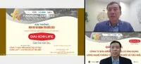 Ông Huỳnh Thiện Nhân, Phó tổng giám đốc Công nghệ Dai-ichi Life Việt Nam, nhận Giải thưởng “Công ty BHNT có Ứng dụng Công nghệ thông tin – Chuyển đổi số tiêu biểu” từ ông Vũ Bằng, nguyên Chủ tịch Ủy ban Chứng khoán Nhà nước, Phó chủ tịch Hội đồng Bình chọn Giải thưởng Dịch vụ Tài chính Tiêu biểu 2021.