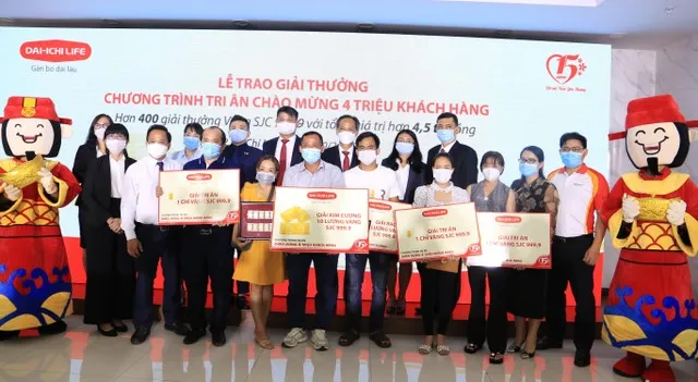 Các khách hàng may mắn trúng thưởng của Chương trình tri ân Chào mừng 4 triệu khách hàng chụp hình lưu niệm cùng Ban Giám đốc Công ty Dai-ichi Life Việt Nam.