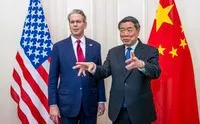 Phó thủ tướng Trung Quốc Hà Lập Phong (bìa phải) và Bộ trưởng Tài chính Mỹ Scott Bessent trước khi bước vào đàm phán thương mại và thuế quan tại Geneva vào ngày 10/ 5/2025. Ảnh: AFP