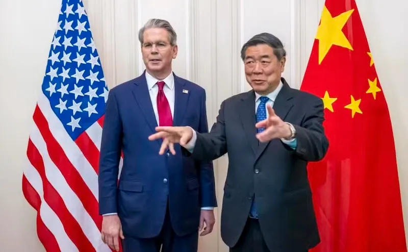 Phó thủ tướng Trung Quốc Hà Lập Phong (bìa phải) và Bộ trưởng Tài chính Mỹ Scott Bessent trước khi bước vào đàm phán thương mại và thuế quan tại Geneva vào ngày 10/ 5/2025. Ảnh: AFP