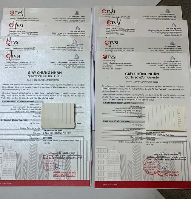 Các trái chủ ôm giấy chứng nhận quyền sở hữu trái phiếu Vạn Trường Phát đi kêu cứu khắp nơi.