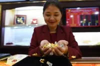 Dân xếp hàng dài, “Thần Tài” gõ cửa hàng vàng từ sớm
