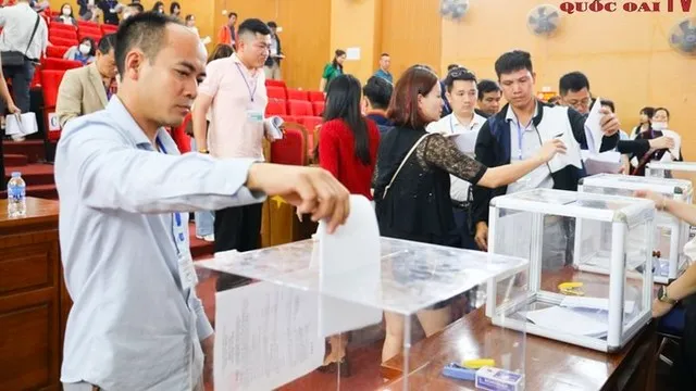 Nhà đầu tư bỏ phiếu trả giá đất. Ảnh: UBND huyện Quốc Oai