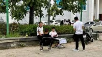 Các đội nhóm ngang nhiên rao bán chênh ngay trước nơi tổ chức phiên đấu giá đất. Ảnh: Thanh Vũ