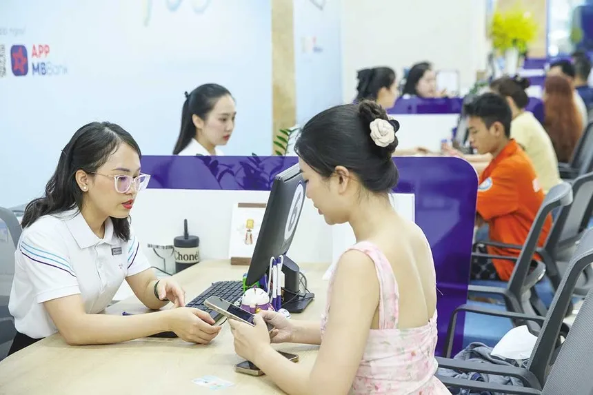 Lãi suất tăng, khiến kênh tiền gửi tiết kiệm đang trở nên hấp dẫn (Ảnh: Đức Thanh) 