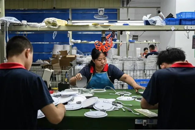 Công nhân nhà máy Trung Quốc làm việc trên dây chuyền lắp ráp. Ảnh: Getty Images.