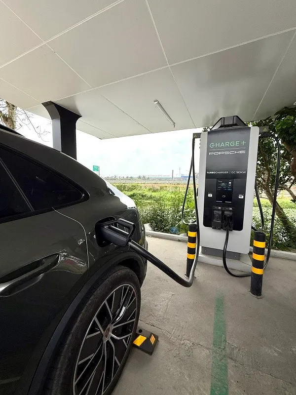 Trạm sạc được Porsche và Charge+ đầu tư tại Ninh Bình. Ảnh: T.H.