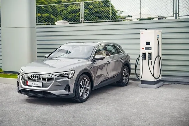 Trụ sạc được xây dựng trong khuôn viên showroom Audi Tân Bình.