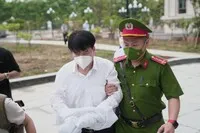 Ông Trương Quốc Cường bị dẫn giải đến tòa án.