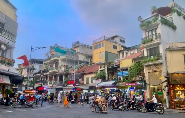 Mặt đường phố Hàng Đào tiếp tục là một trong những nơi có giá đất cao nhất Hà Nội. Ảnh: Thanh Vũ