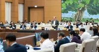 Thứ trưởng Bộ Tư pháp Phan Chí Hiếu trình bày tờ trình dự án luật.