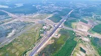 Một nút giao với đường cao tốc Bến Lức - Long Thành đang được xây dựng - Ảnh: LT