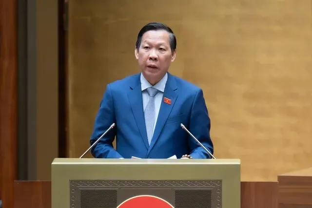 Chủ nhiệm Uỷ ban Kinh tế và Tài chính Phan Văn Mãi trình bày Báo cáo thẩm tra