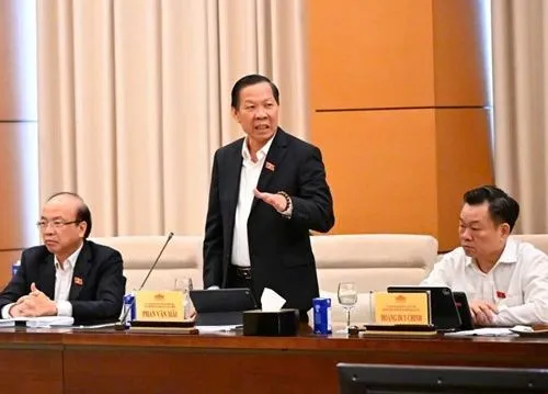 Chủ nhiệm Ủy ban Kinh tế và Tài chính Phan Văn Mãi trình bày báo cáo thẩm tra dự thảo