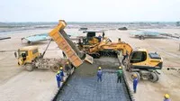 Thi công sân đỗ Cảng hàng không Quảng Trị. Ảnh: Đăng Đức.