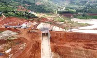 Từ khi xảy ra sự cố sụt lún, sạt trượt đất, Dự án Hồ chứa nước Đông Thanh (xã Nam Ban Lâm Hà, tỉnh Lâm Đồng) phải tạm dừng thi công để xác định nguyên nhân cũng như đánh giá mức độ ảnh hưởng, xem xét việc tiếp tục triển khai dự án có khả thi hay không. Ảnh: A.T
