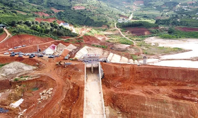 Từ khi xảy ra sự cố sụt lún, sạt trượt đất, Dự án Hồ chứa nước Đông Thanh (xã Nam Ban Lâm Hà, tỉnh Lâm Đồng) phải tạm dừng thi công để xác định nguyên nhân cũng như đánh giá mức độ ảnh hưởng, xem xét việc tiếp tục triển khai dự án có khả thi hay không. Ảnh: A.T 