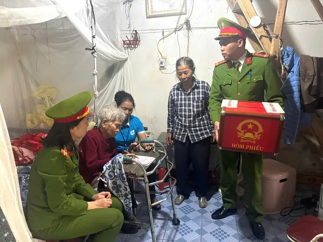 Lực lượng Công an xã Hợp Tiến đã phối hợp với Tổ bầu cử số 12 tổ chức mang hòm phiếu phụ đến tận nhà Mẹ Việt Nam Anh hùng Phan Thị Cẳm (97 tuổi) và các cử tri cao tuổi, sức khỏe yếu, không thể đến khu vực bỏ phiếu, nhằm bảo đảm mọi công dân đều được thực hiện quyền và nghĩa vụ thiêng liêng của mình. Ảnh: ANHP