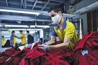 Doanh nghiệp dệt may đang phụ thuộc nhiều vào nguồn nguyên phụ liệu nhập khẩu (Ảnh: L.T)