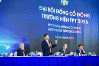 Ông Trương Gia Bình, Chủ tịch FPT trao đổi với cổ đông
