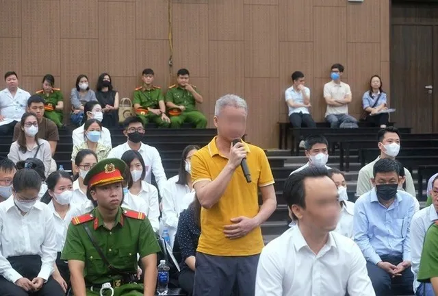Cựu Kiểm toán viên Lê Văn Tuấn (áo vàng) bất ngờ không nhận tội đầu phiên toà và đòi "xin lại" 20 triệu đồng vợ đã khắc phục, nhưng ngày 27/7 lại quyết định nhận tội.