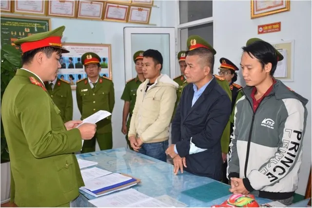 Cơ quan Công an tống đạt các quyết định khởi tố bị can và bắt tạm giam các đối tượng liên quan đến vụ việc. Ảnh: BHXHVN.