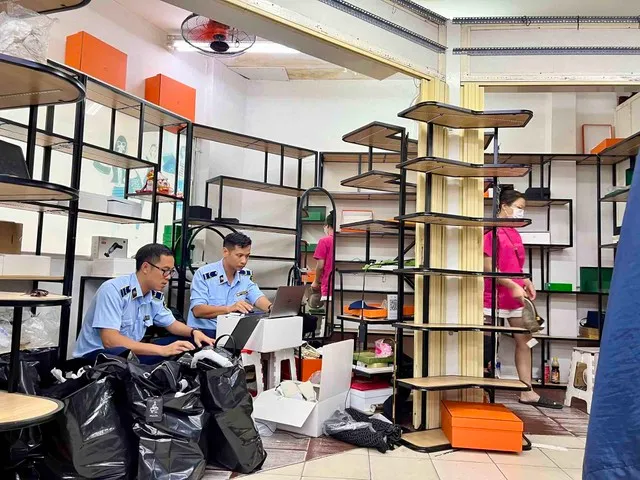 Đợt kiểm tra và thu một số lượng lớn hàng nhái các nhãn hiệu ngày 29/5 tại Saigon Square.