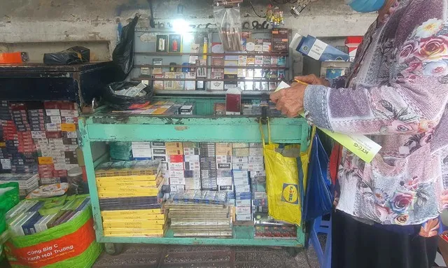 Các chợ thuốc bắt đầu e dè bán thuốc lá ngoại cho khách lạ. Khi khách quen đến, tiểu thương mới chạy đến chỗ cất thuốc mang ra bán cho khách.