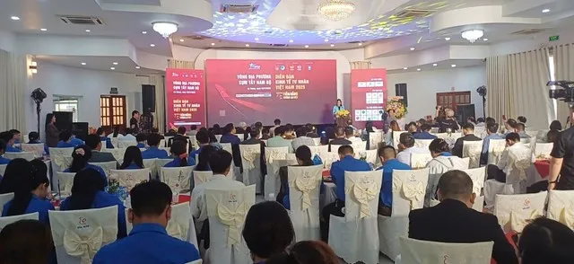 Bà Phạm Thị Bích Huệ, Phó chủ tịch Hội Doanh nhân trẻ Việt Nam chia sẻ tại Tọa đàm khu vực Tây Nam Bộ, An Giang.