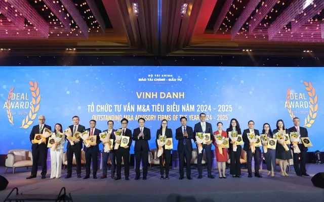 Thứ trưởng Bộ Tài chính Trần Quốc Phương (đứng thứ 7 từ trái sang) và Tổng Biên Tập Báo Tài chính - Đầu tư Phạm Văn Hoành (đứng thứ 9 từ trái sang) đã trao kỷ niệm chương vinh danh 14 tổ chức tư vấn M&amp;A tiêu biểu (Ảnh: Lê Toàn)