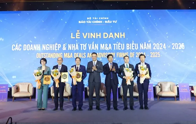 Ông Bùi Hoàng Hải, Phó Chủ tịch UBCKNN (đứng thứ 4 từ trái sang) và ông Phạm Văn Hoành trao kỷ niệm chương cho các doanh nghiệp có thương vụ IPO tiêu biểu và thương vụ phát hành riêng lẻ tiêu biểu 2024 - 2025 (Ảnh: Lê Toàn)