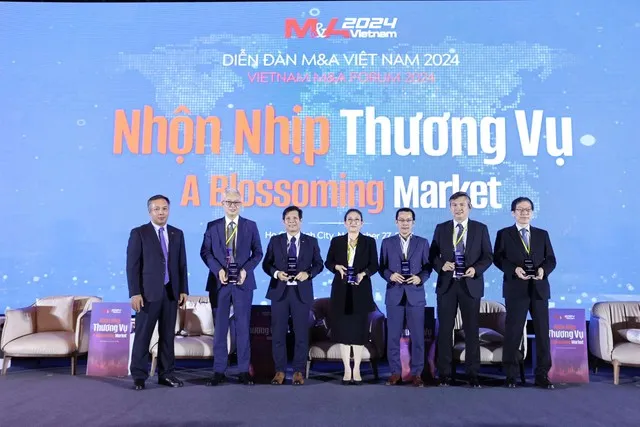 Ông Lê Trọng Minh, Tổng Biên tập Báo Đầu tư (ngoài cùng bên trái) tặng kỷ niệm chương cho các diễn giả tham gia thảo luận phiên 1. Ảnh: Lê Toàn