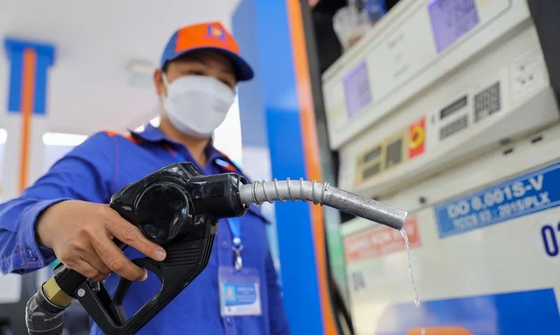 Giá xăng dầu trong nước biến động tăng, giảm đan xen trong năm 2025. Ảnh minh họa.