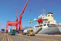 Vận chuyển hàng hóa tại cảng quốc tế Long An. Ảnh: Lê Toàn