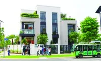Khách hàng đi xem nhà tại dự án Aquacity Đồng Nai của Novaland. Ảnh: Lê Toàn.