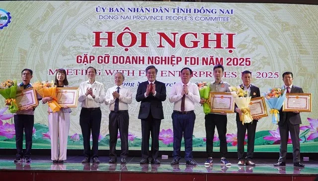 UBND tỉnh Đồng Nai trao bằng khen cho 5 doanh nghiệp FDI có thành tích xuất sắc trong sản xuất kinh doanh. Ảnh: Lê Anh