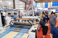 Triển lãm HanoiPlas 2025 thu hút đông đảo người tham quan trong ngày khai mạc.