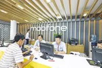 Cần có quy định rõ ràng hơn về cơ chế, chính sách để doanh nghiệp nhà nước dám đột phá, dám đổi mới. Trong ảnh: Nhân viên Mobifone hỗ trợ khách hàng tại quầy giao dịch. Ảnh: Đức Thanh