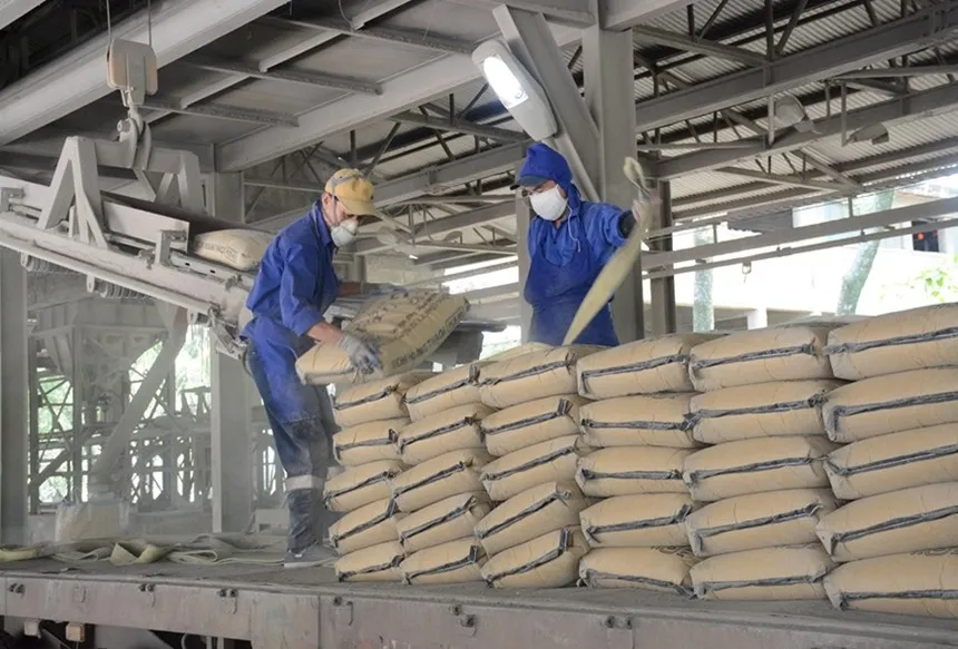 Các đơn vị thuộc Bộ Xây dựng phải gửi văn bản kê khai giá xi măng theo quy định mới. 