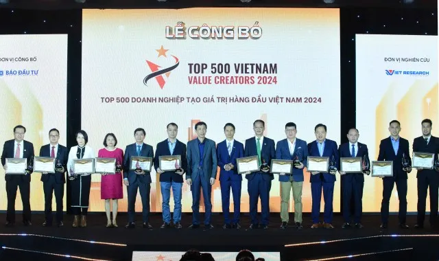 Đại diện các doanh nghiệp được vinh danh Top 500 doanh nghiệp tạo giá trị hàng đầu Việt Nam 2024