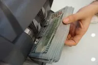 Giao dịch ngoại tệ tại một ngân hàng thương mại. Ảnh:Anh Tú