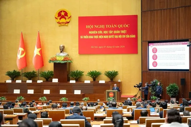 Đồng chí Trần Sỹ Thanh, Ủy viên Bộ Chính trị, Bí thư Trung ương Đảng, Chủ nhiệm Ủy ban Kiểm tra Trung ương trình bày chuyên đề “Đổi mới công tác kiểm tra, giám sát góp phần tăng cường kỷ cương, kỷ luật đáp ứng yêu cầu nhiệm vụ trong tình hình mới theo tinh thần Nghị quyết Đại hội XIV”.