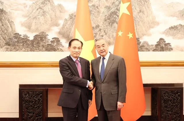 Đồng chí Lê Hoài Trung (trái) và đồng chí Vương Nghị.