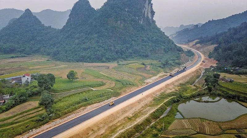 Giai đoạn 2026-2030 cần nguồn vốn rất lớn cho các dự án hạ tầng giao thông. Trong ảnh: Thi công cao tốc Đồng Đăng - Trà Lĩnh 