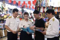 Công chức thuế hướng dẫn hộ kinh doanh kê khai thuế.
